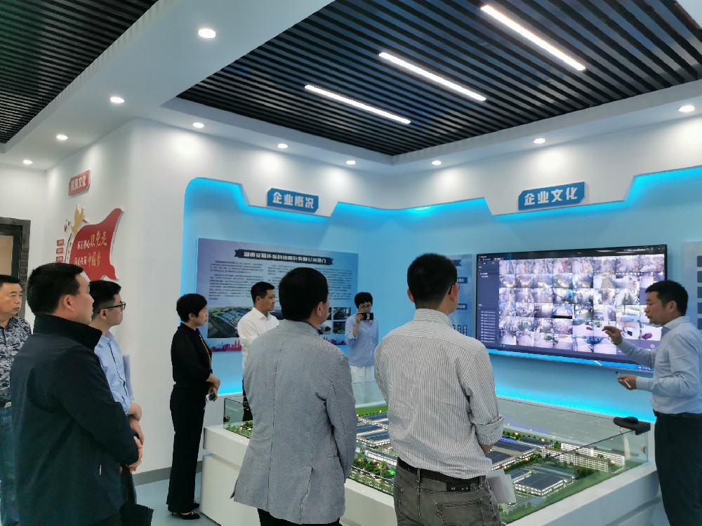 縣委書(shū)記一行在我司展廳參觀(guān)