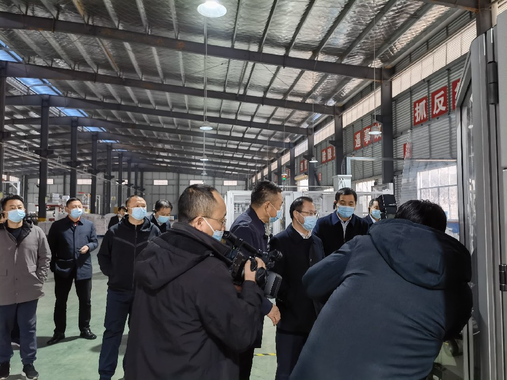 周市長(zhǎng)一行在董事長(zhǎng)的陪同下參觀(guān)園區(qū)并對(duì)公司取得的優(yōu)異成績(jī)做出了表?yè)P(yáng)